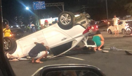 Trânsito: carro capota na Avenida Paralela