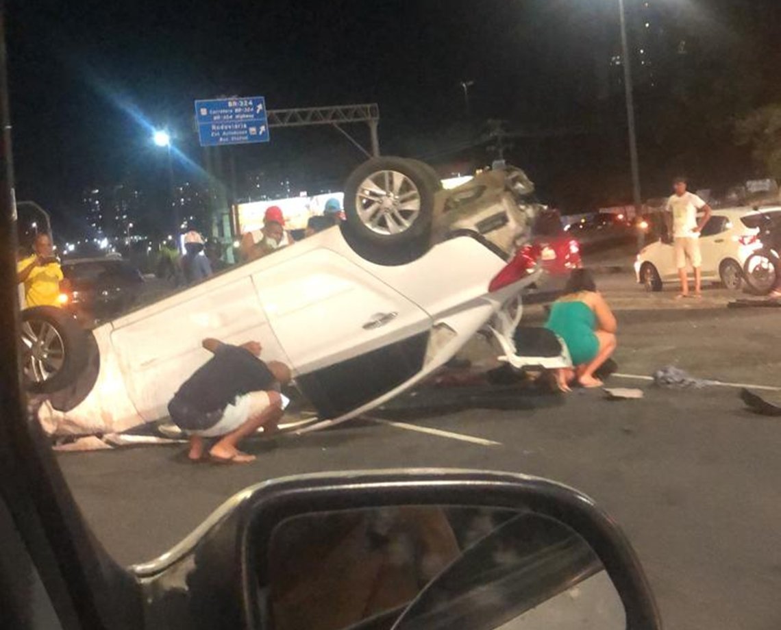 Trânsito: carro capota na Avenida Paralela