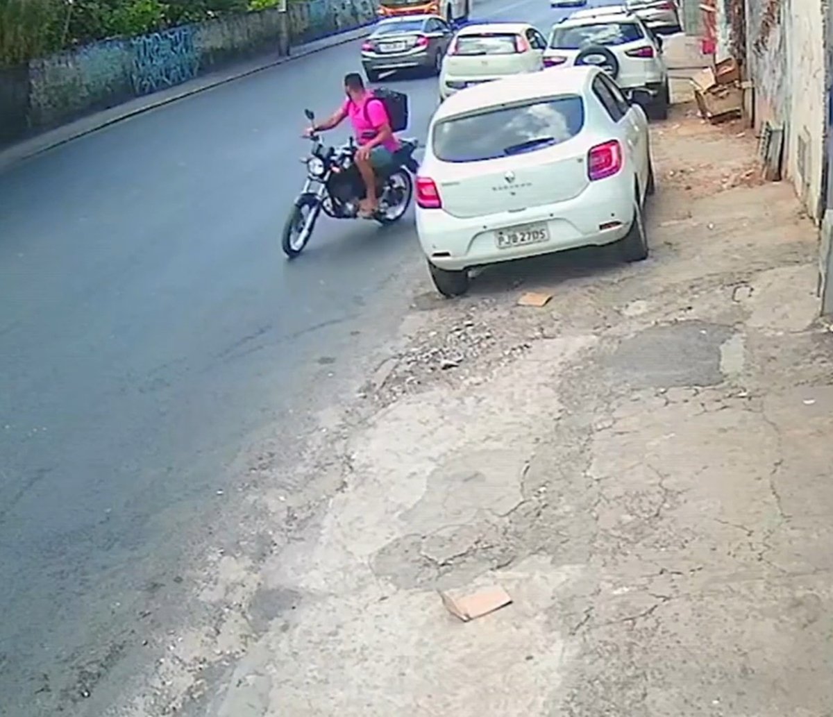 Ladrão furta moto de trabalhador em Salvador, que quase cai em golpe; "uso para extrair o pão de cada dia" 