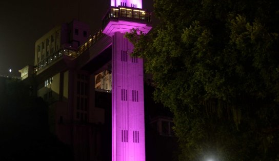 Monumentos de Salvador recebem iluminação especial em alusão ao Outubro Rosa