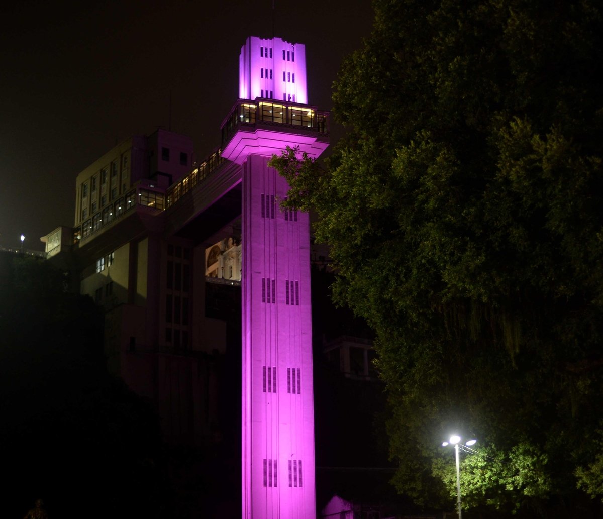 Monumentos de Salvador recebem iluminação especial em alusão ao Outubro Rosa