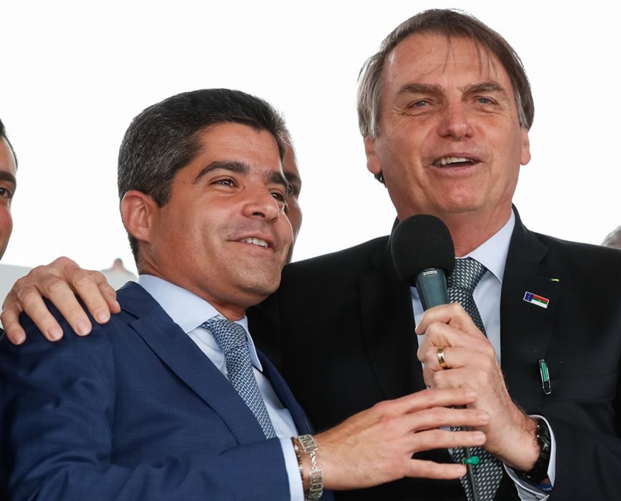 Bolsonaro faz aceno a ACM Neto para segundo turno: “estou à disposição para conversar”