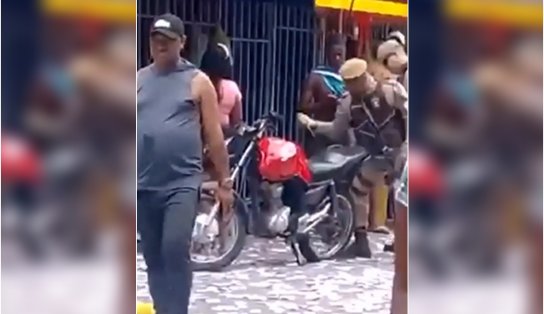 Vídeo: PM é flagrado furando pneus de motocicleta que fazia barulho pelas ruas de Salvador; "os 'Juca' tavam na onda"  