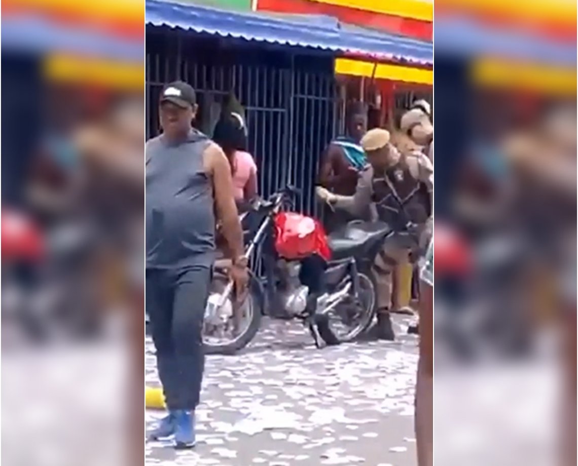 Vídeo: PM é flagrado furando pneus de motocicleta que fazia barulho pelas ruas de Salvador; "os 'Juca' tavam na onda"  