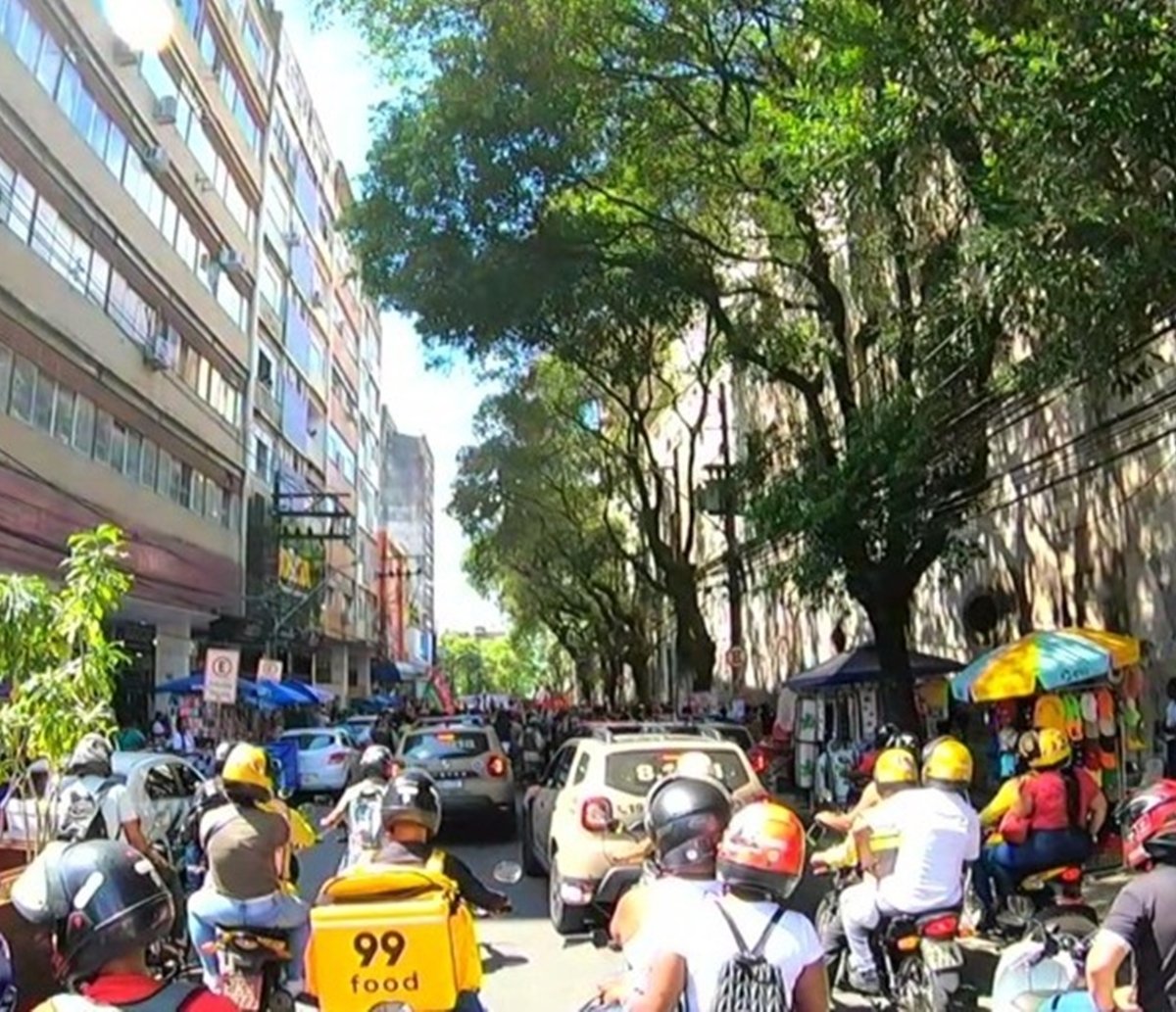 Após congelamento de 2,4 bilhões do orçamento do MEC em 2022, professores da UFBA fazem protesto em Salvador