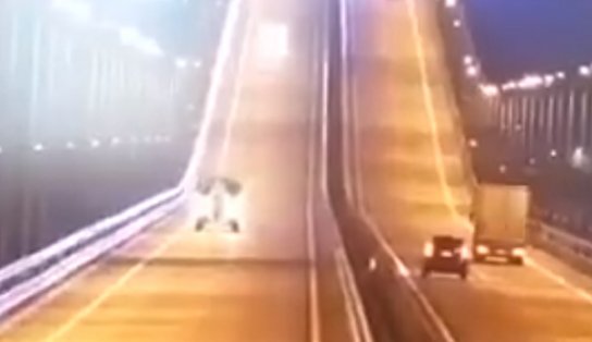 VÍDEO: Explosão destrói parte de ponte estratégica que liga Rússia à Crimeia