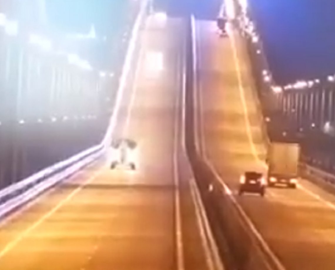 VÍDEO: Explosão destrói parte de ponte estratégica que liga Rússia à Crimeia