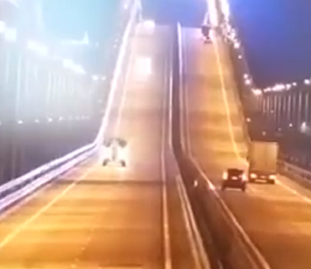 VÍDEO: Explosão destrói parte de ponte estratégica que liga Rússia à Crimeia