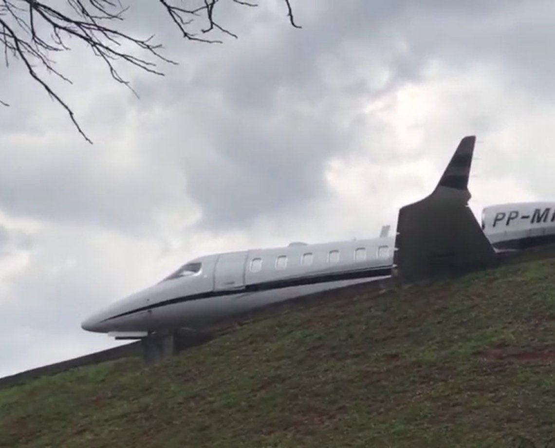 Pneu de aeronave estoura durante o pouso e avião derrapa no Aeroporto de Congonhas; confira vídeos