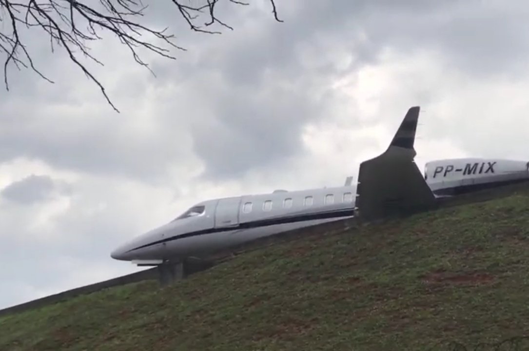 Pneu de aeronave estoura durante o pouso e avião derrapa no Aeroporto de Congonhas; confira vídeos