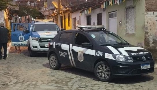 Foragido, traficante de drogas é preso em casa de familiares no interior da Bahia