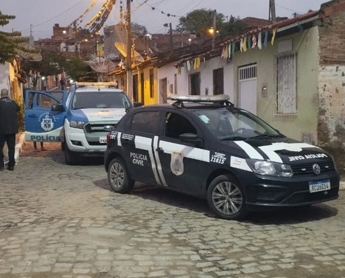 Foragido, traficante de drogas é preso em casa de familiares no interior da Bahia