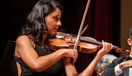 Concerto da OSBA nesta sexta no TCA marca reencontro com a violinista Priscila Rato; ingressos estão à venda