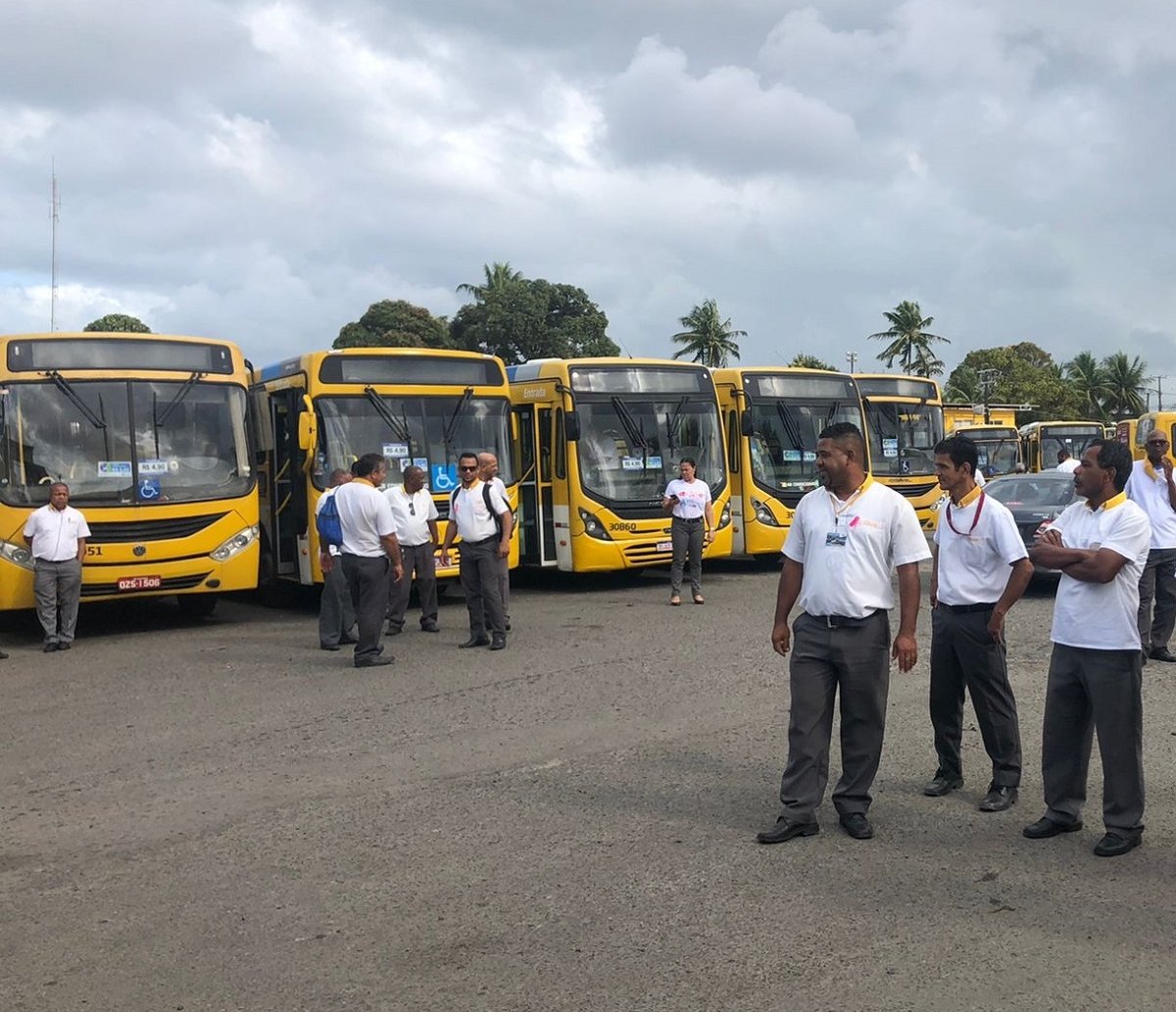 Rodoviários atrasam saídas de ônibus das garagens e pontos ficam cheios em Salvador