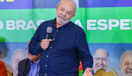 Em busca de votos no Rio, Lula vai ao Complexo do Alemão antes de chegar a Salvador, nesta quarta-feira 