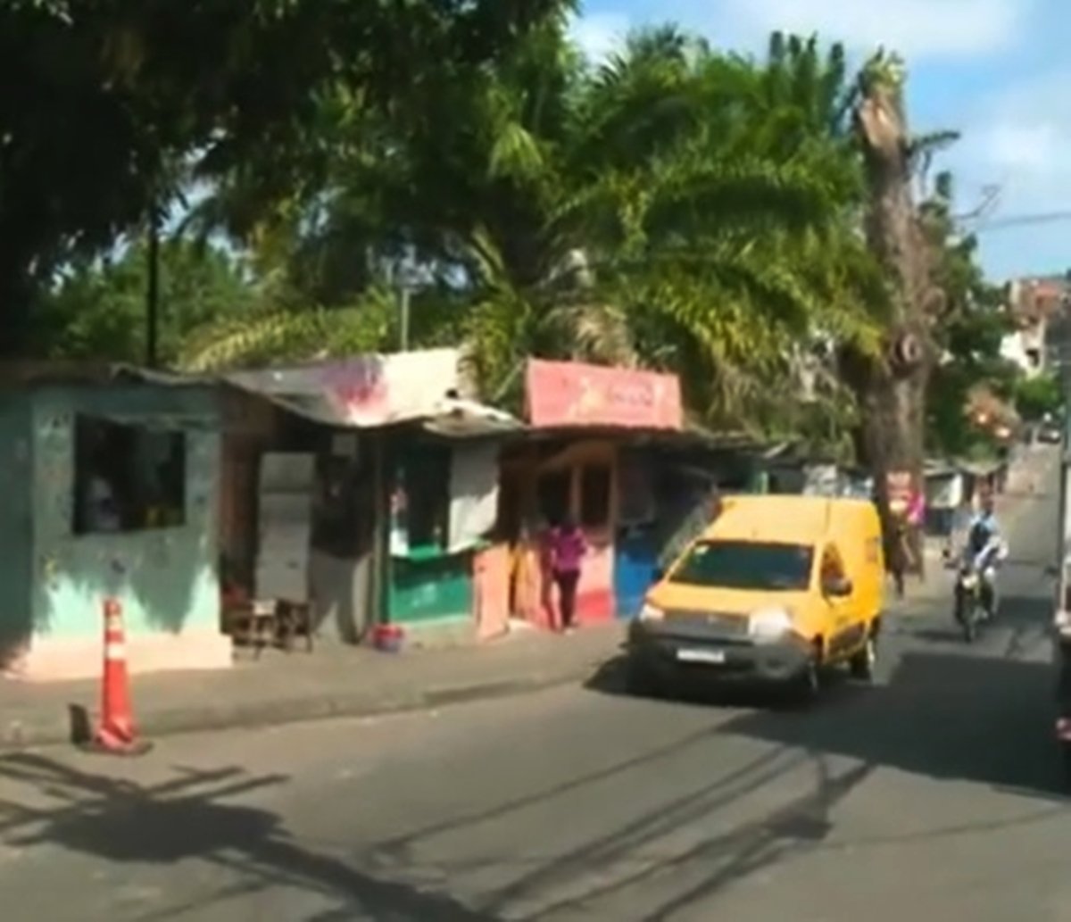 Em pleno meio-dia, PM e traficantes trocam tiros no bairro do Arenoso, em Salvador; munição de fuzil foi apreendida 