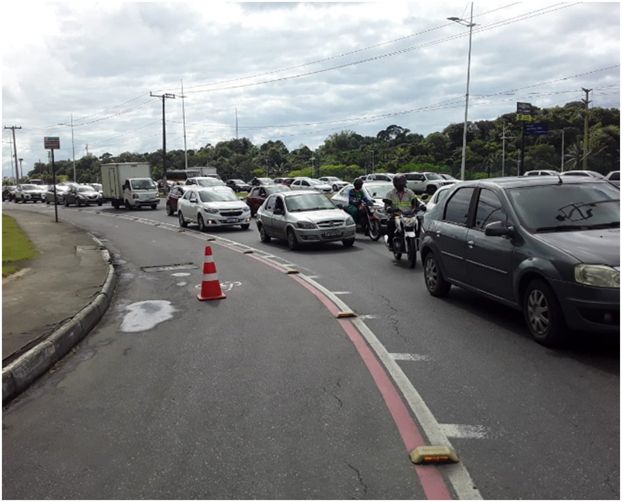 Engavetamento envolvendo cinco veículos deixa trânsito congestionado na Avenida Paralela 