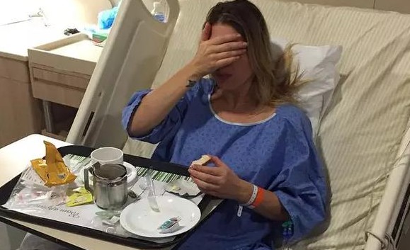 Sheila Mello opera hérnia e Xuxa posta foto em hospital