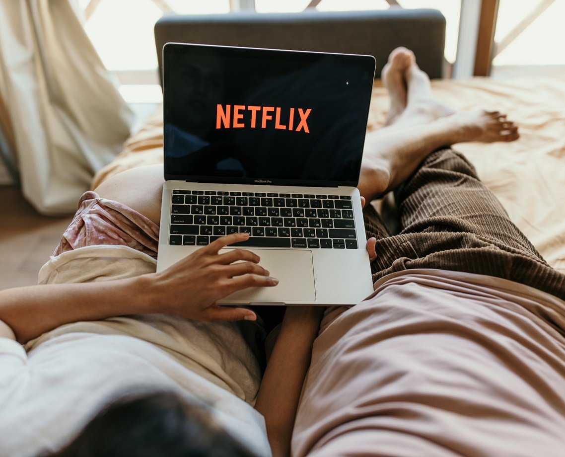 Mais barato e com anúncios, Netflix anuncia novo plano de assinatura; veja os detalhes