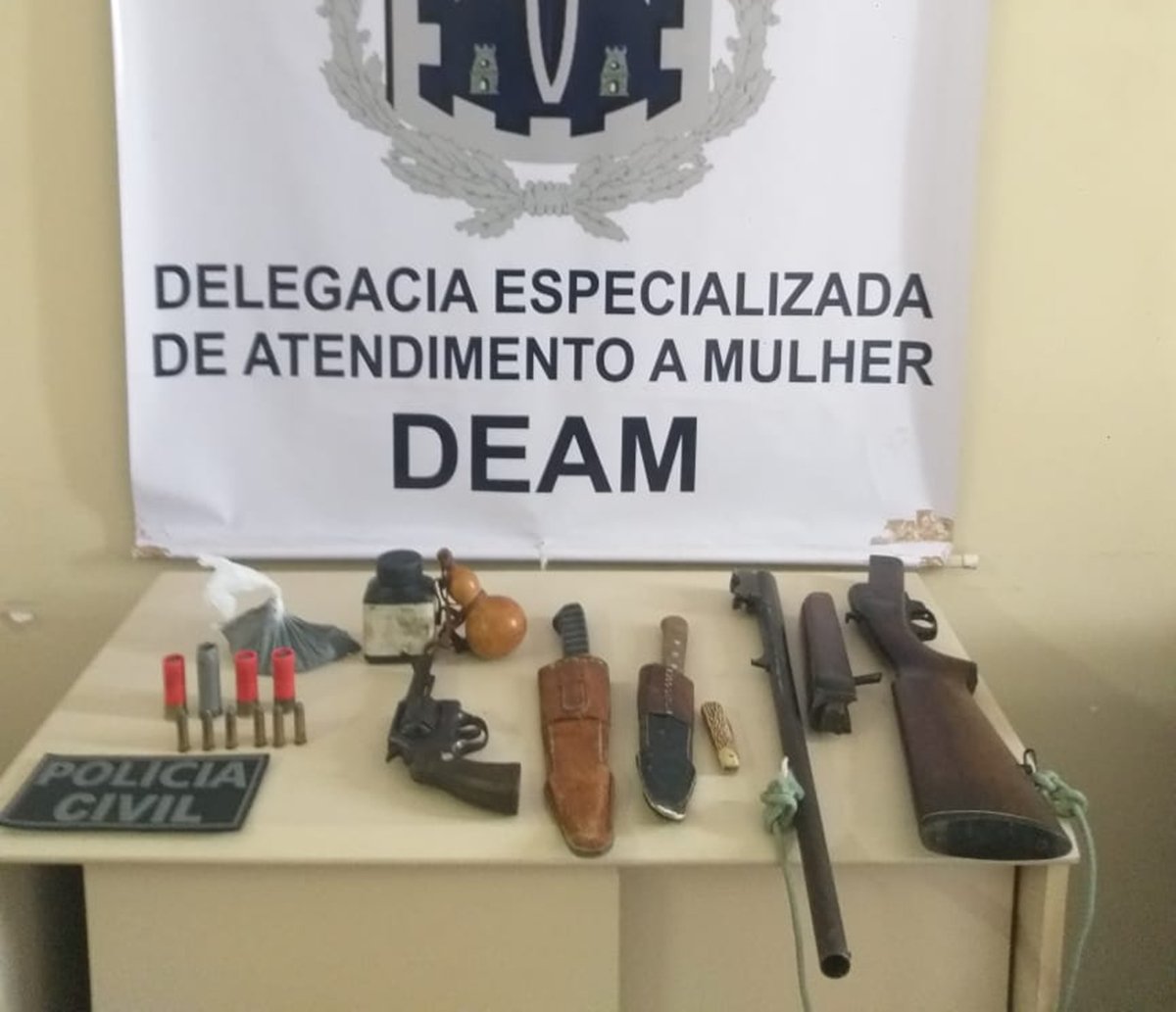 Homem é preso por agredir companheira, ameaçar sogra e portar armas de forma ilegal na cidade de Juazeiro 