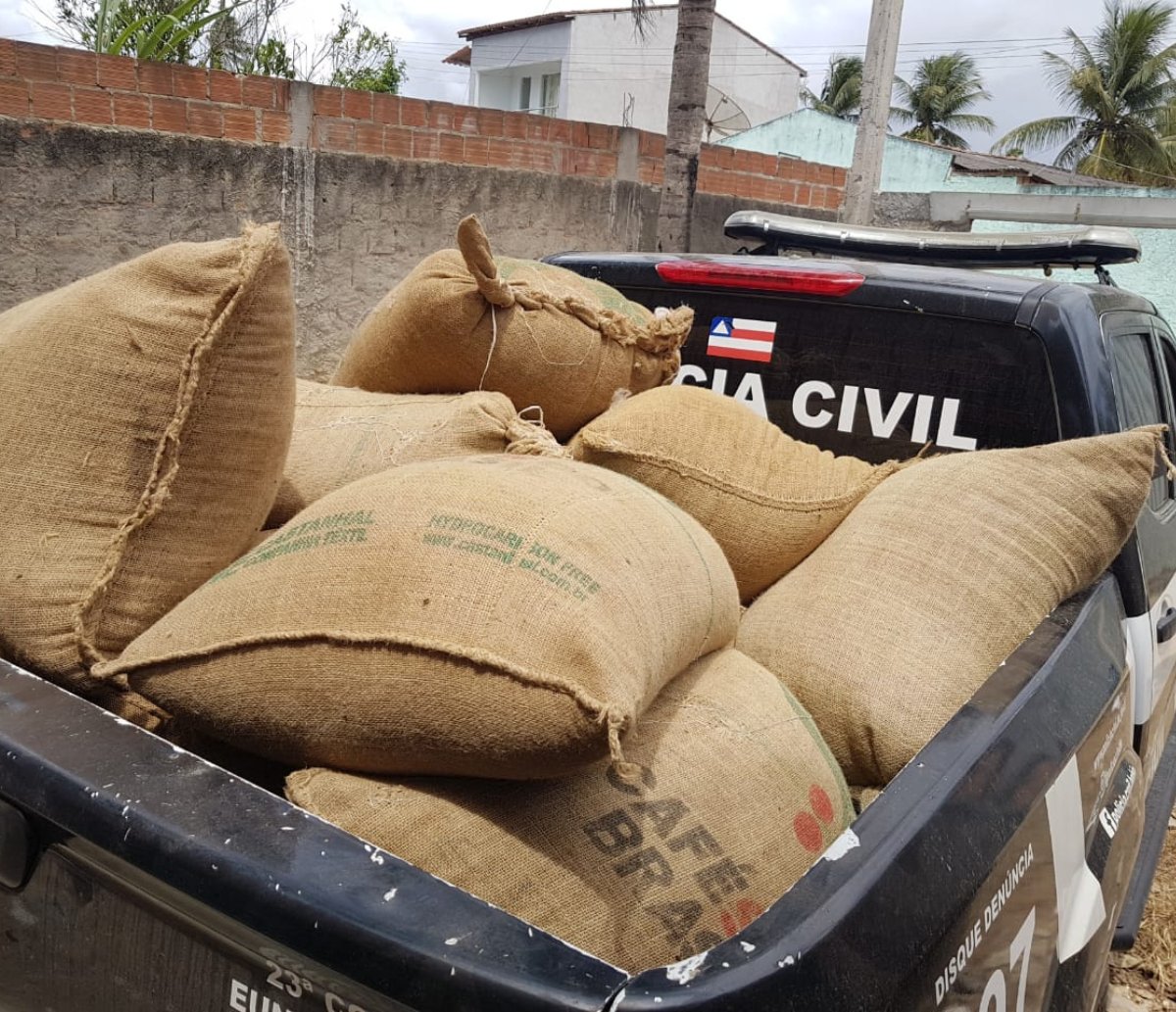 Dupla que roubou mais de 700 kg de café é presa em Eunápolis, extremo sul da Bahia 