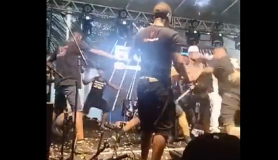 "Show de agressões": integrantes de duas bandas promovem pancadaria em cima do palco em Salvador; assista 