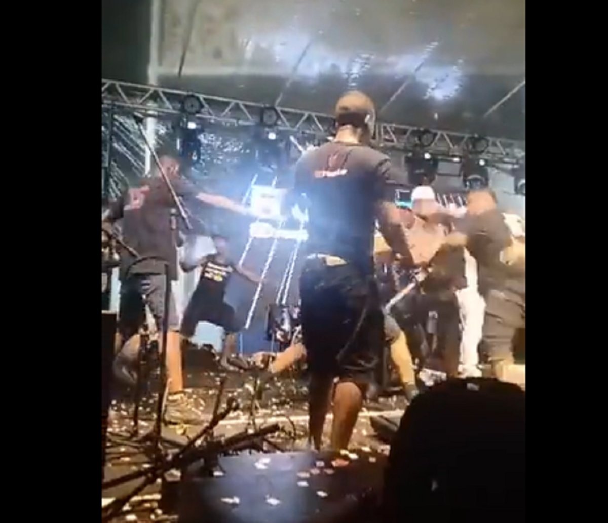 "Show de agressões": integrantes de duas bandas promovem pancadaria em cima do palco em Salvador; assista 