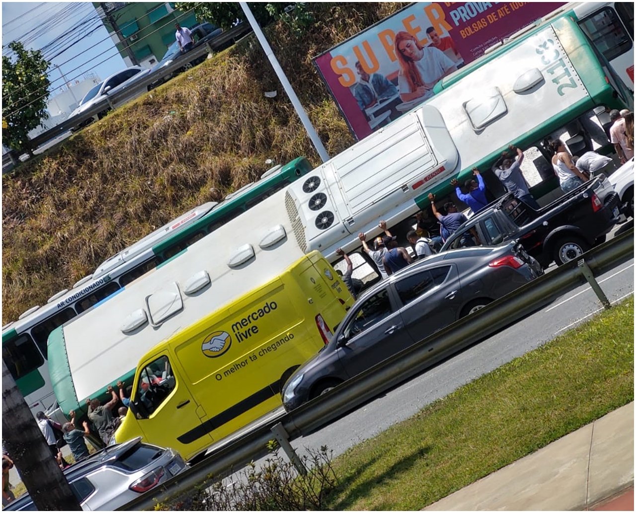 Ônibus cai em vala na Avenida Paralela e passageiros são vistos esperando atendimento médico; assista  