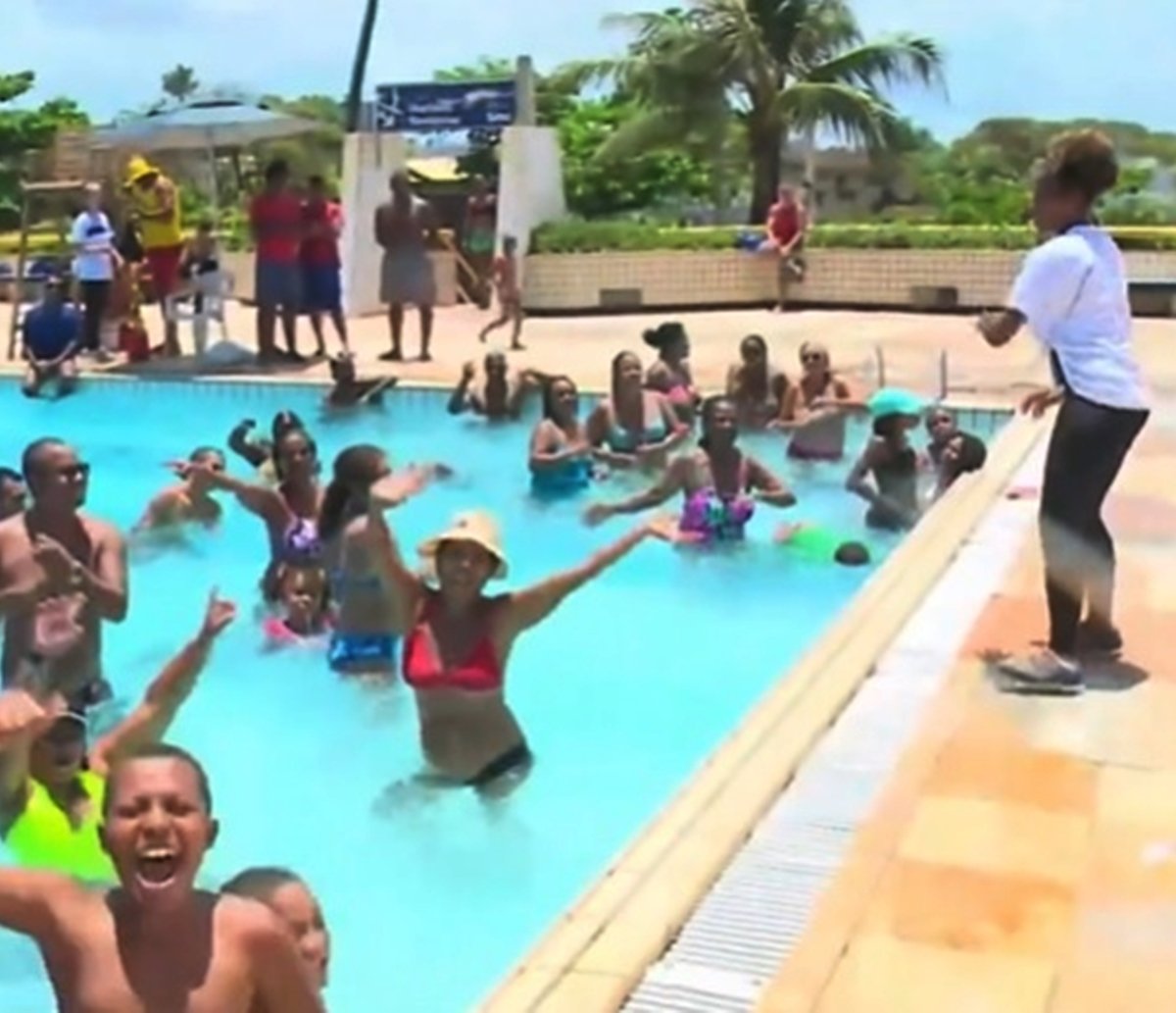 O Dia do Comerciário no SESC Piatã: piscina lotada e criançada aproveitando; veja detalhes  