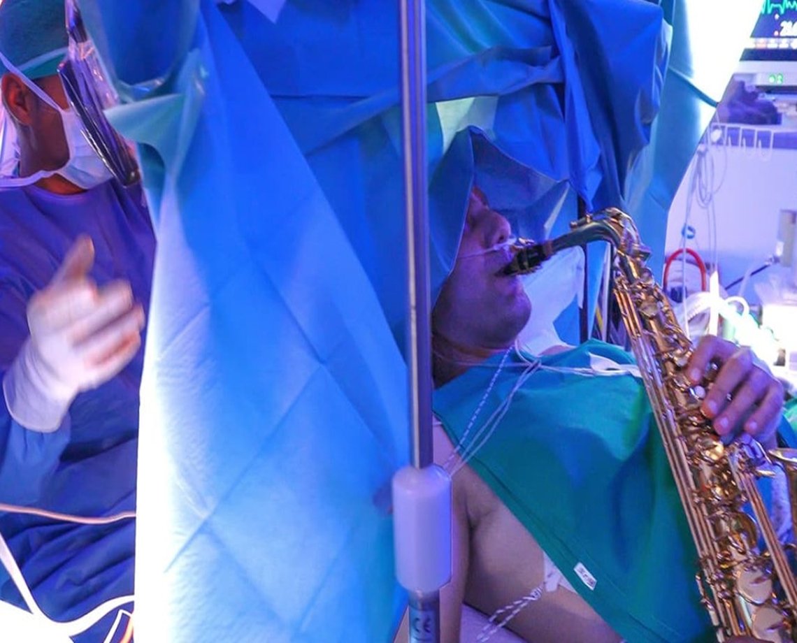 Paciente toca saxofone durante cirurgia no próprio cérebro; ação ajudou equipe no monitoramento cerebral