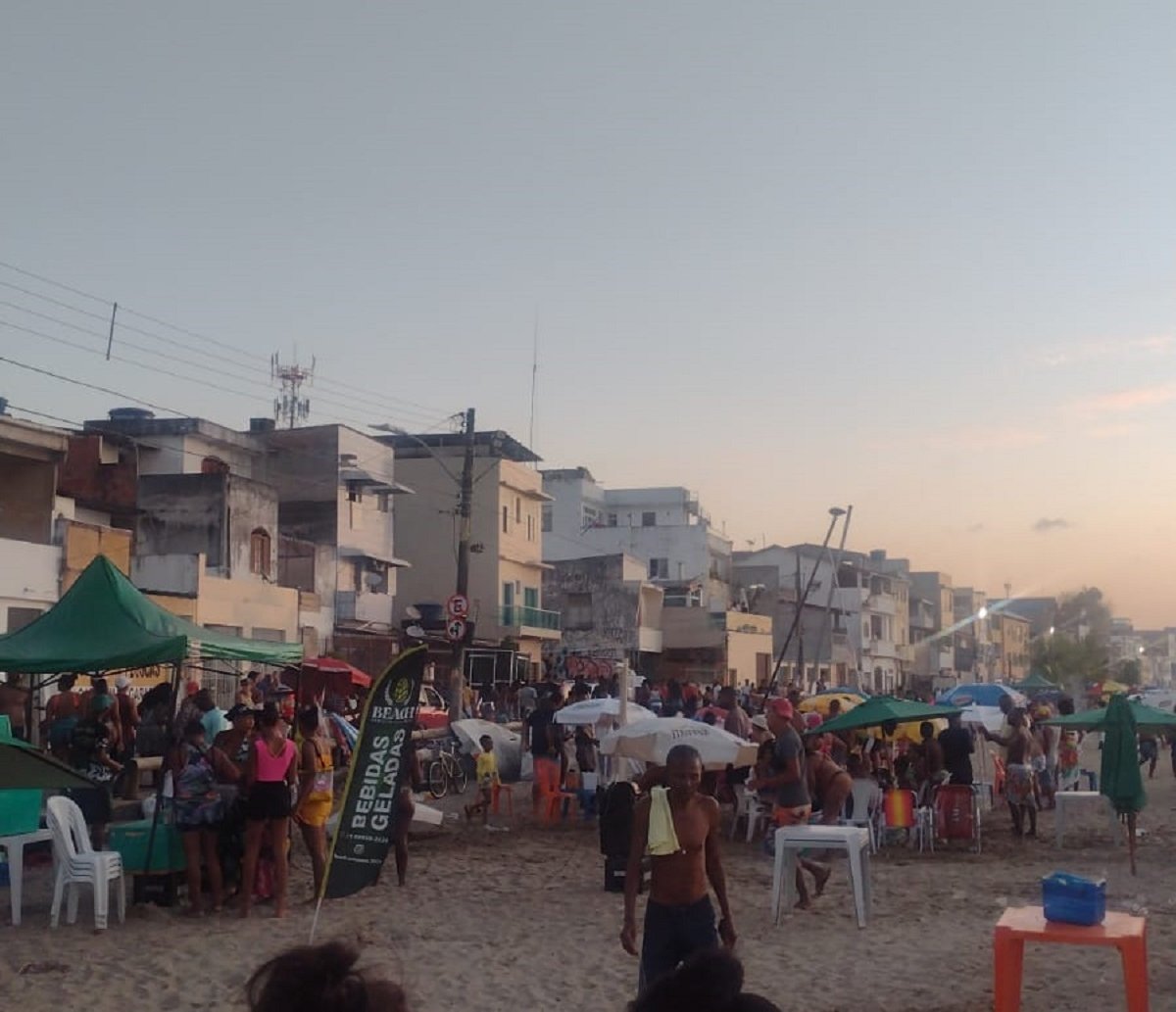 Homem de 42 anos é baleado na praia da Ribeira, em Salvador; dupla em motocicleta fez os disparos