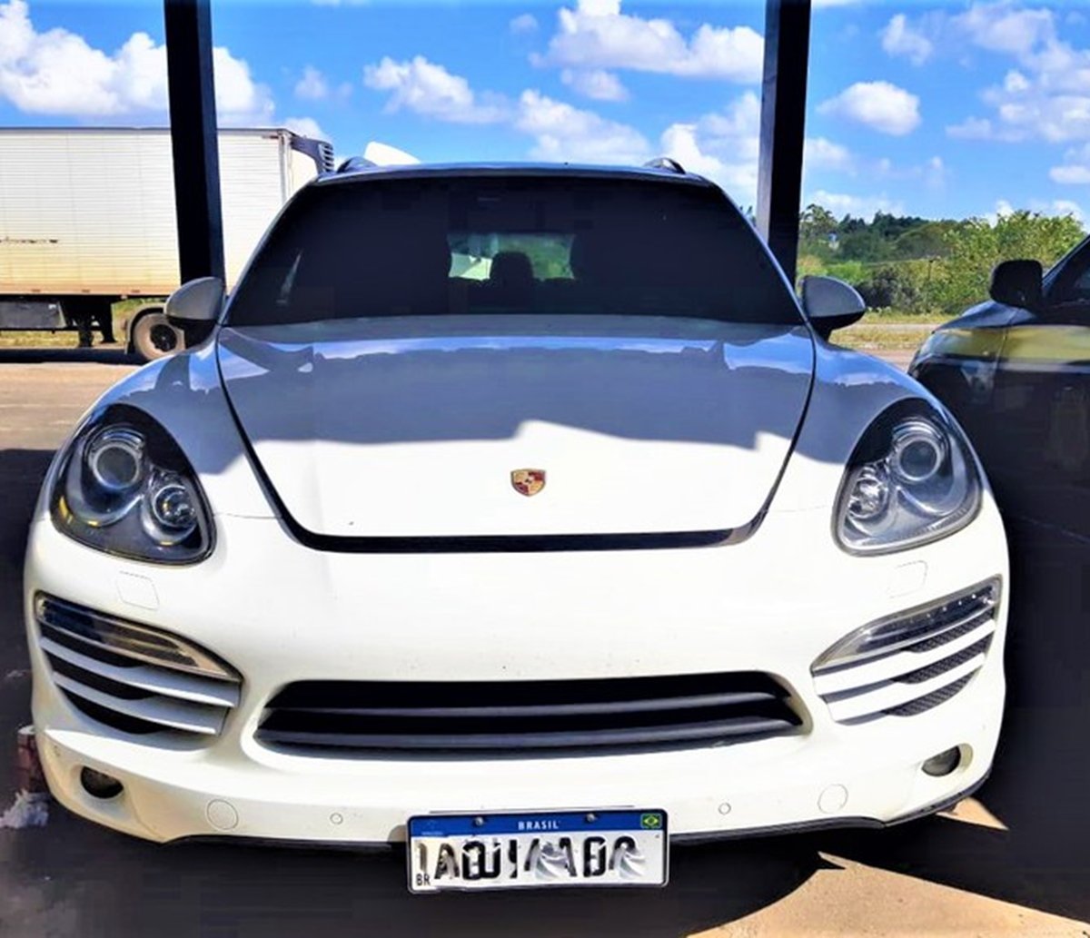 Mulher acha normal comprar Porsche por R$ 40 mil e acaba presa pela PRF na Bahia  