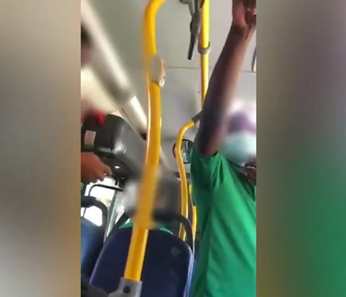 Irritada com importunação sexual, jovem dá murro no rosto de homem em ônibus de Salvador; "botava a mão na minha perna"  