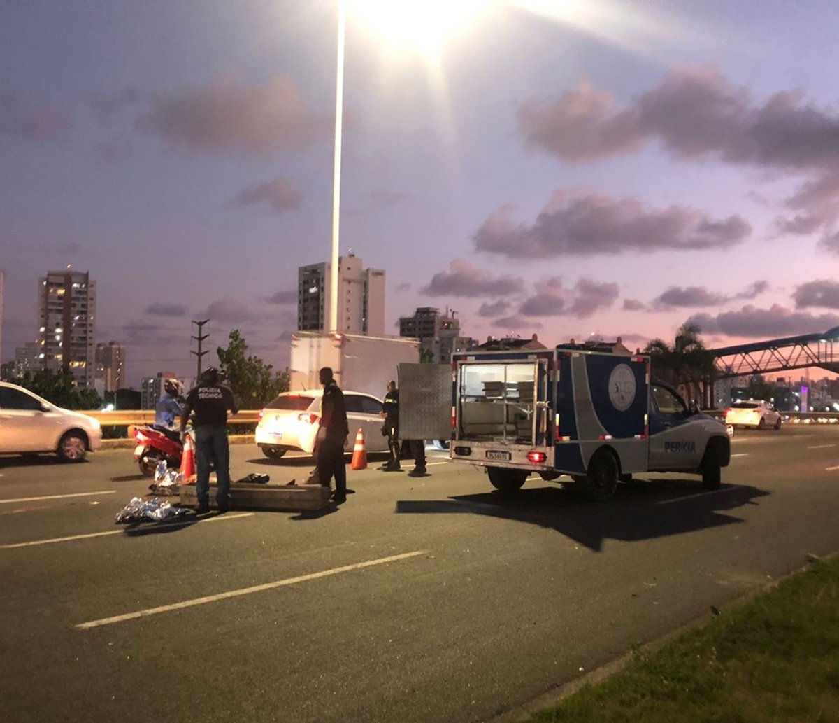 Motociclista morre em acidente com caminhão; trânsito fica congestionado na Avenida Paralela 