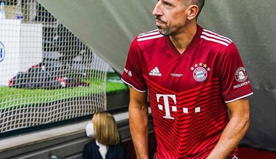 Pendurou as chuteiras: Ex-Bayern, Franck Ribéry anuncia aposentadoria após diversos problemas físicos