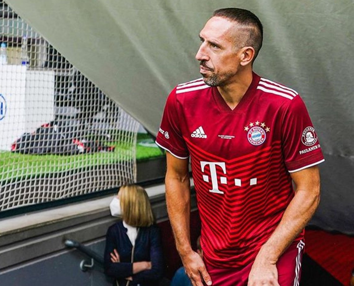 Pendurou as chuteiras: Ex-Bayern, Franck Ribéry anuncia aposentadoria após diversos problemas físicos