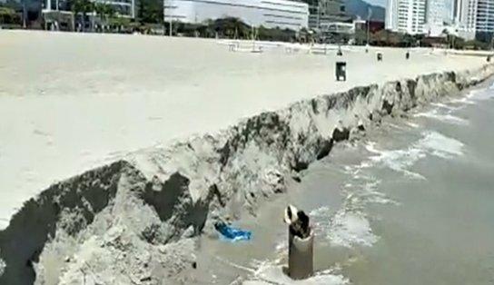 Praia catarinense que passou alargamento da faixa de areia amanhece com grande “degrau” 