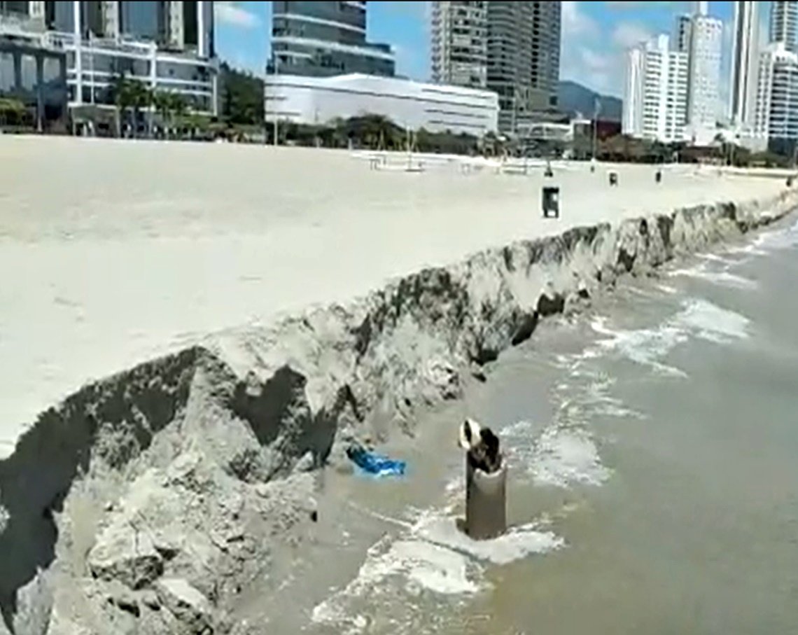 Praia catarinense que passou alargamento da faixa de areia amanhece com grande “degrau” 