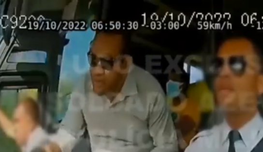 Veja vídeo: Homem assalta ônibus em movimento, mas é surpreendido por PM e troca de tiros se inicia 