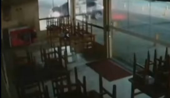 Câmera de segurança flagra carro desgovernado que invade e destrói restaurante em Itabuna; veja vídeo