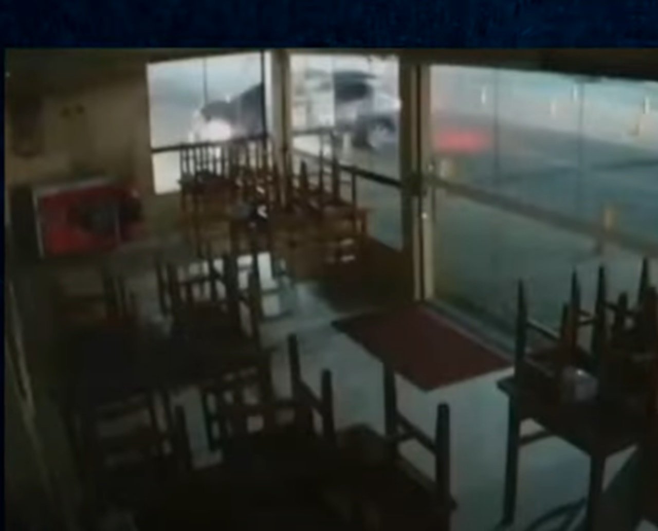 Câmera de segurança flagra carro desgovernado que invade e destrói restaurante em Itabuna; veja vídeo