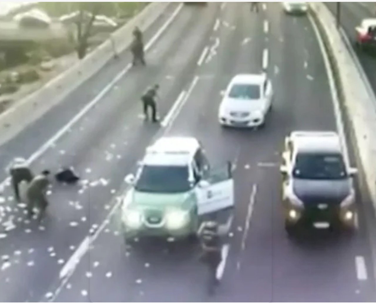 Durante fuga, ladrões promovem "chuva" de dinheiro em rodovia; veja vídeo