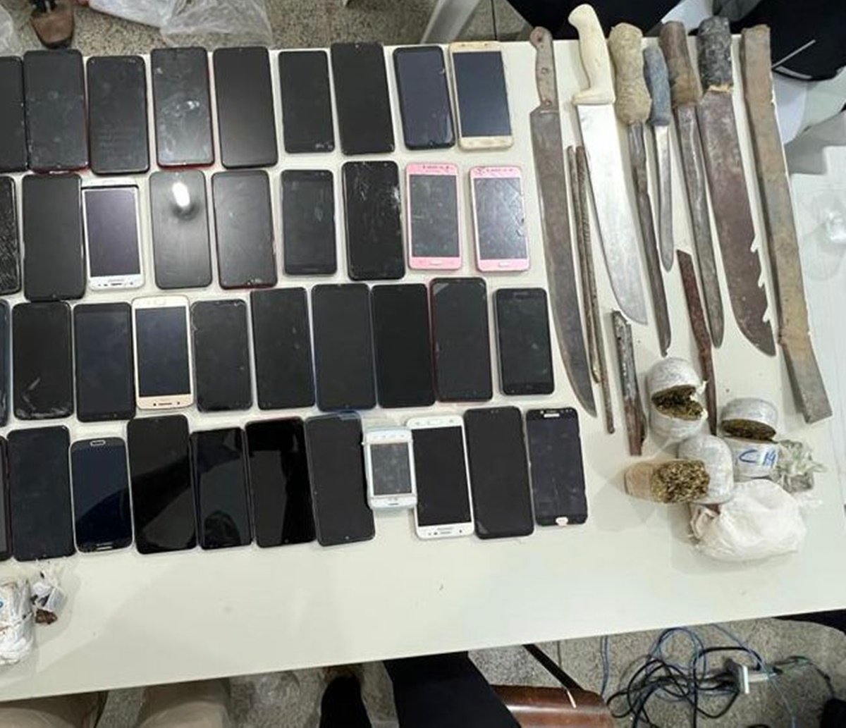 Celulares e 2,4 kg de drogas são encontrados nos presídios de Jequié e Juazeiro