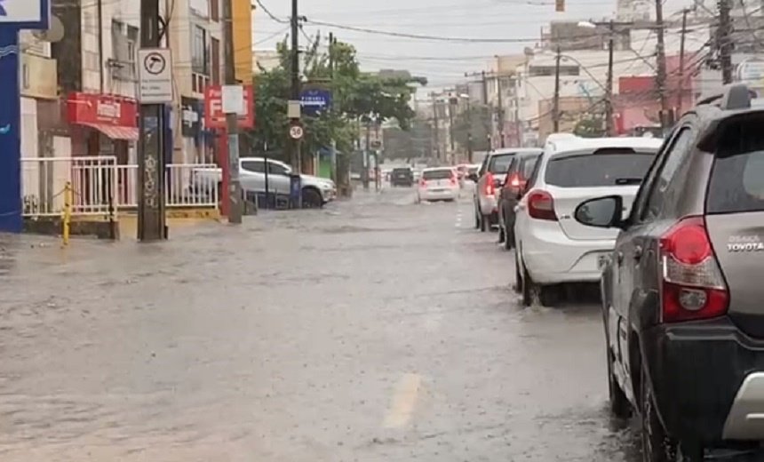 Chuva chega com ventos fortes e deixa vias alagadas em Salvador; tempo fica fechado até quinta