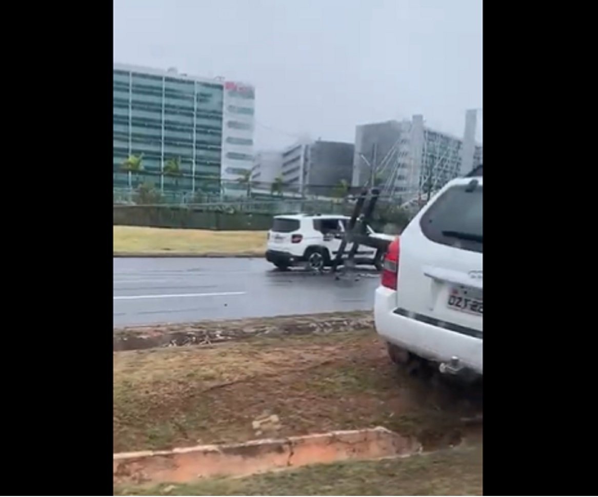 Motorista perde controle de carro, derruba poste e equipamento atinge outro veículo na Av. Paralela