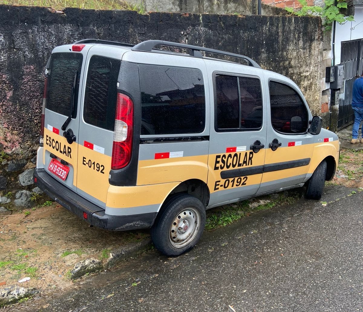 Crianças são sequestradas após carro escolar ser roubado em Salvador; vítimas foram libertadas horas depois 