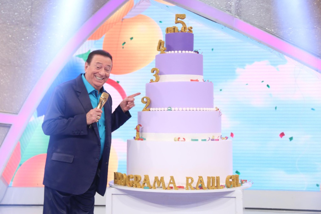 Vamos aplaudir! Programa Raul Gil completa 5 anos no SBT