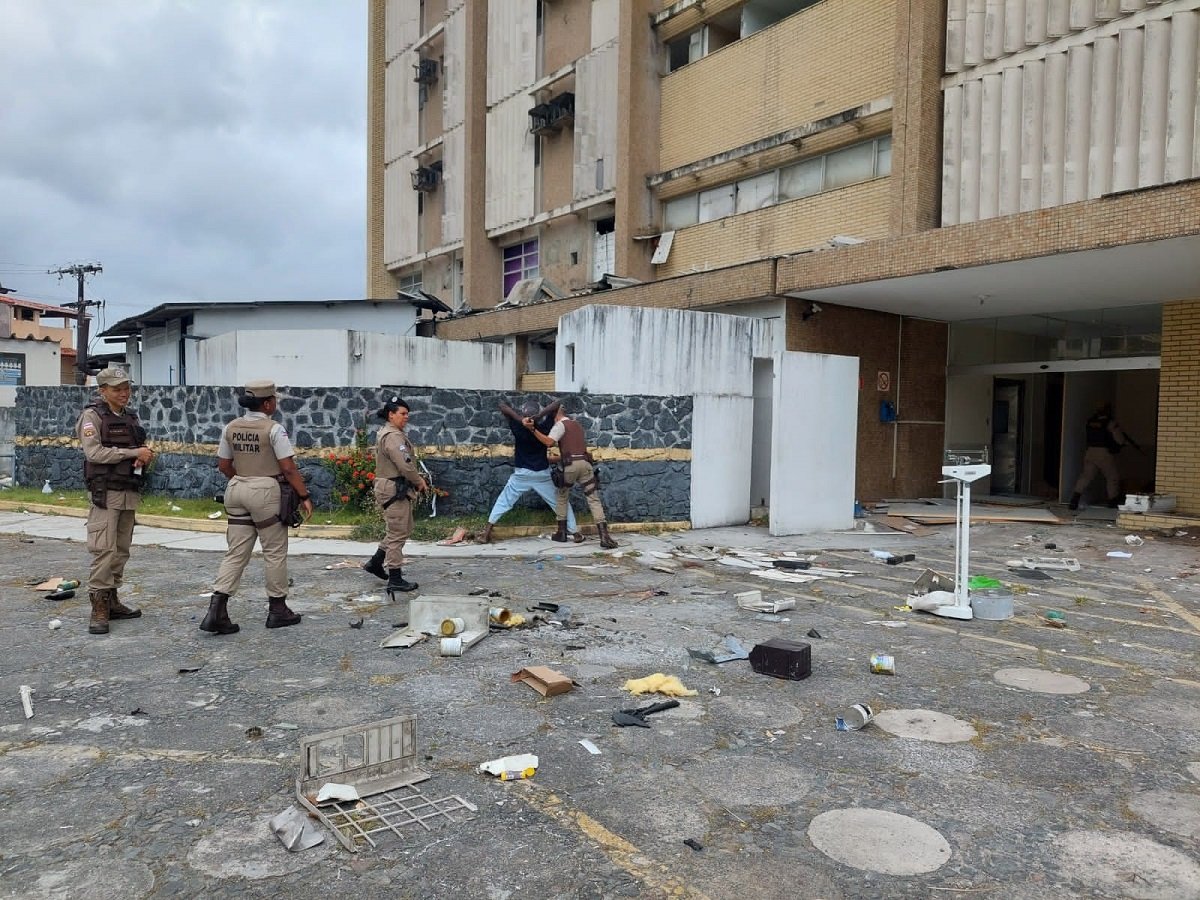 Trio é preso por furtar materiais de hospital desativado no bairro da Federação, em Salvador