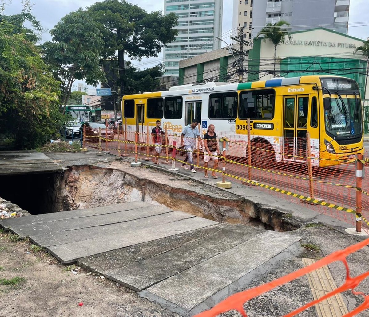 Enorme buraco atrapalha o tráfego na Pituba e moradores reclamam 