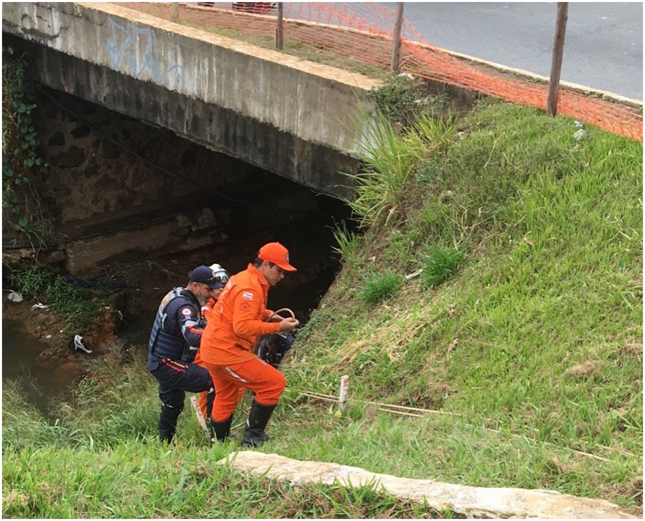 Avenida ACM: homem cai em buraco perto de obra do BRT e Bombeiros fazem resgate  